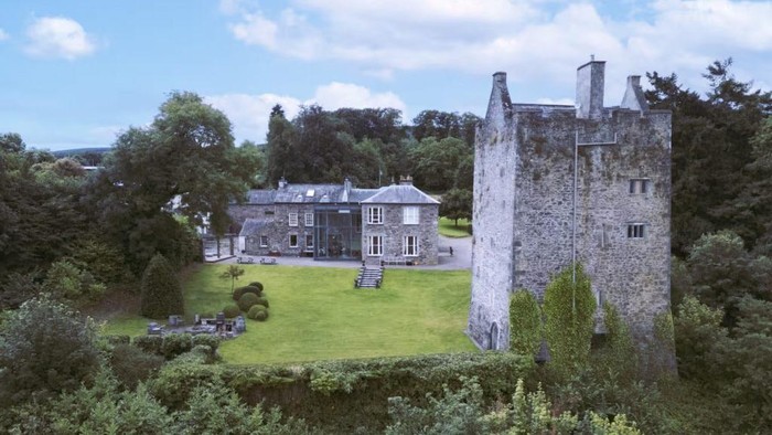 Penampakan Kastil Carrigacunna/Auctioneera via The Space Penampakan Kastil Carrigacunna.