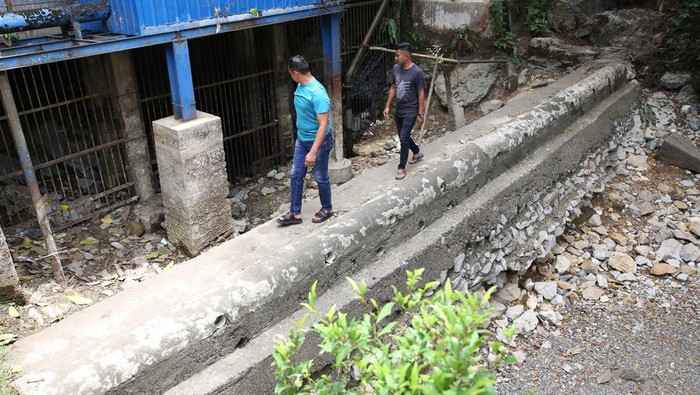 Penampakan Mata Air di Aceh Kering Akibat Kemarau Panjang Petugas PDAM Tirta Mountala mengontrol rumah pompa air di kolam penampungan dari mata air Mata Ie yang mengalami kekeringan di Aceh Besar, Aceh, Jumat (2/8/2024). Sumber air dari Mata Ie yang mempunyai kapasitas 160 liter perdetik dan mampu melayani 14.000 pelanggan di tiga kecamatan itu mengalami kekeringan akibat kemarau panjang sejak beberapa bulan terakhir. ANTARA FOTO/Irwansyah Putra/Spt.
