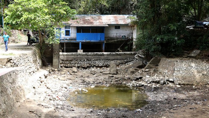 Petugas PDAM Tirta Mountala mengontrol rumah pompa air di kolam penampungan dari mata air Mata Ie yang mengalami kekeringan di Aceh Besar, Aceh, Jumat (2/8/2024). Sumber air dari Mata Ie yang mempunyai kapasitas 160 liter perdetik dan mampu melayani 14.000 pelanggan di tiga kecamatan itu mengalami kekeringan akibat kemarau panjang sejak beberapa bulan terakhir. ANTARA FOTO/Irwansyah Putra/Spt.