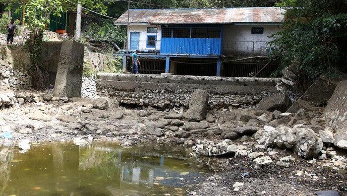 Petugas PDAM Tirta Mountala mengontrol rumah pompa air di kolam penampungan dari mata air Mata Ie yang mengalami kekeringan di Aceh Besar, Aceh, Jumat (2/8/2024). Sumber air dari Mata Ie yang mempunyai kapasitas 160 liter perdetik dan mampu melayani 14.000 pelanggan di tiga kecamatan itu mengalami kekeringan akibat kemarau panjang sejak beberapa bulan terakhir. ANTARA FOTO/Irwansyah Putra/Spt.