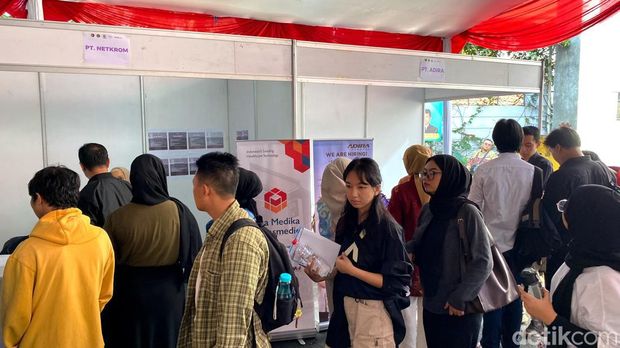 Pencari kerja menyerbu job fair di Gedung Paguyuban Pasundan, Kota Bandung, Sabtu (3/8/2024).