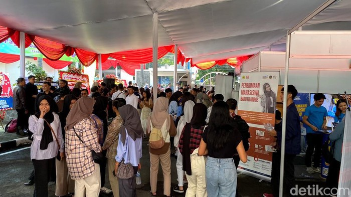 Pencari kerja menyerbu job fair di Gedung Paguyuban Pasundan, Kota Bandung, Sabtu (3/8/2024).