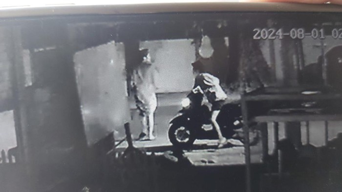 pencurian di surabaya terekam cctv