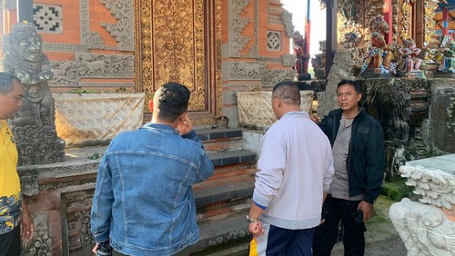 Polisi cek lokasi pratima yang nyaris digondol maling di Desa Darmasaba, Abiansemal, Badung, Sabtu (3/8/2024).
