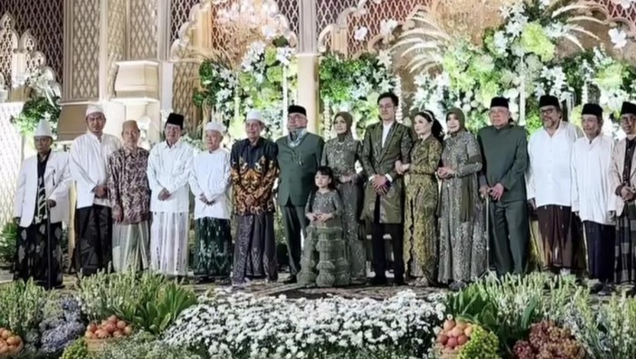 Pernikahan Sultan di Gresik yang bikin tamu undangan datang riang pulang gembira.