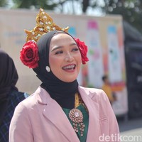 Peserta audisi Emeron Hijab Hunt 2024 di Solo ada yang menampilkan aksi wayang, tari kreasi, bernyanyi hingga pantomim. Foto: Aji Gosong/Wolipop