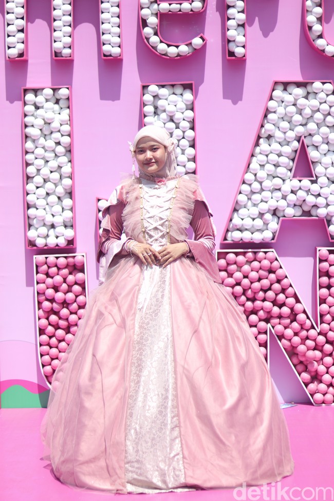 Salah satu peserta yang mencuri perhatian mengenakan ballgown pink bergaya Eropa. Foto: Aji Gosong/Wolipop