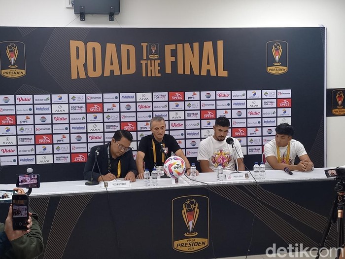 Pelatih Persis Solo Milomir Seslija, saat konferensi pers di Stadion Manahan Solo, Sabtu (3/8/2024).