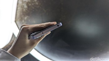 Di bagian atas terdapat headphone jack 3,5mm, fitur yang saat ini sudah semakin jarang ditemukan. Foto: Virgina Maulita Putri/detikINET