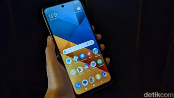 Layarnya menggunakan panel LCD berukuran 6,79 inch dengan resolusi 2.460 x 1.080 (FHD+) dan refresh rate 90Hz. Foto: Virgina Maulita Putri/detikINET