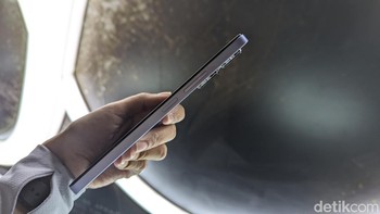 Di sisi kanan terdapat tombol volume dan tombol power yang juga berfungsi sebagai sensor sidik jari. Foto: Virgina Maulita Putri/detikINET