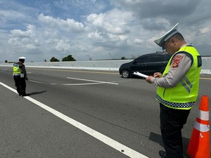 Mobil Dinas Pemkab OKU Laka Tunggal di Tol Indraprabu hingga Terbalik