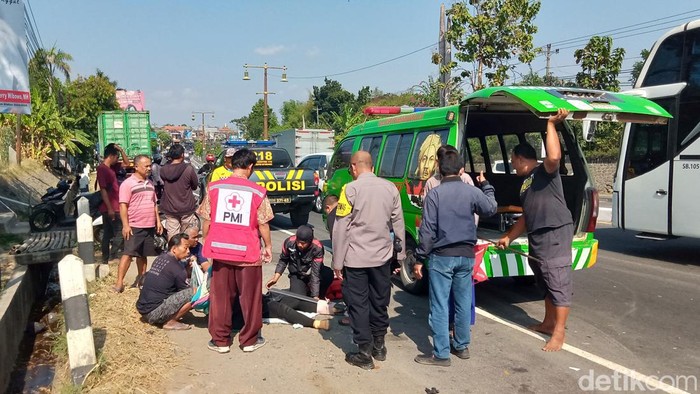 Polisi, relawan dan PMI mengevakuasi korban kecelakaan di jalan Jogja-Solo, Sabtu (3/8/2024).
