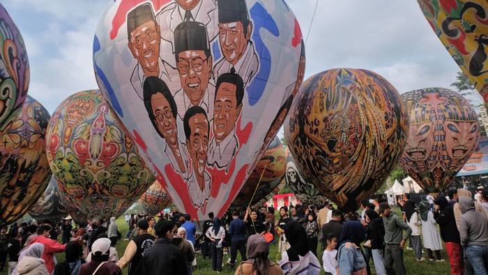 Warga menyaksikan penerbangan balon tradisional saat digelar Java Balloon Attraction 2024 di lapangan Taman Rekreasi Kalianget, Wonosobo, Jawa Tengah, Sabtu (3/8/2024). Atraksi penerbangan 72 balon tradisional berbagai motif dengan membentuk formasi Negeri di Awan, Telaga Menjer, dan Lembah Dieng digelar selama dua hari sebagai salah satu even budaya untuk meningkatkan kunjungan wisata di wilayah Wonosobo. ANTARA FOTO/Anis Efizudin/foc.