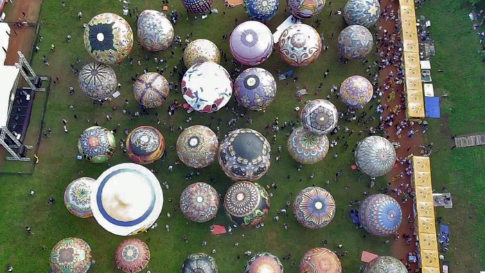 Warga menyaksikan penerbangan balon tradisional saat digelar Java Balloon Attraction 2024 di lapangan Taman Rekreasi Kalianget, Wonosobo, Jawa Tengah, Sabtu (3/8/2024). Atraksi penerbangan 72 balon tradisional berbagai motif dengan membentuk formasi Negeri di Awan, Telaga Menjer, dan Lembah Dieng digelar selama dua hari sebagai salah satu even budaya untuk meningkatkan kunjungan wisata di wilayah Wonosobo. ANTARA FOTO/Anis Efizudin/foc.