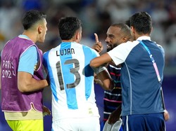 Alexandre Lacazette, salah satu pemain senior di tim U-23 Prancis, tampak amat kesal dengan sesuatu hal saat bicara di depan pemain Argentina. Foto: Getty Images/Juan Manuel Serrano Arce