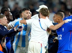 Nicolas Otamendi, pemain senior di kubu Argentina, juga terindikasi menjadi sosok sentral dalam keributan ini. Foto: Getty Images/Juan Manuel Serrano Arce