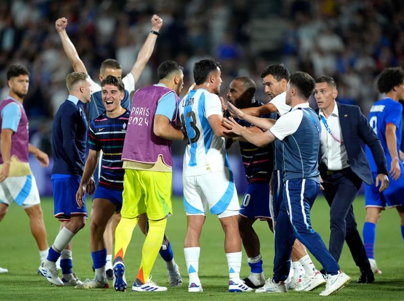 BORDEAUX, FRANCE - AUGUST 02: Alexandre Lacazette #10 of Team France and players of Team Argentina clash after the Men's Quarterfinal match between France and Argentina during the Olympic Games Paris 2024 at Nouveau Stade de Bordeaux on August 02, 2024 in Bordeaux, France. (Photo by Juan Manuel Serrano Arce/Getty Images)