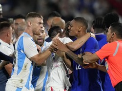 Ada dugaan keributan pecah sebagai buntut insiden lagu rasis skuad Argentina terhadap timnas Prancis. Foto: AP/Moises Castillo