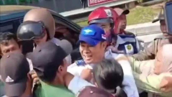 Pria di Medan melawan saat petugas Dishub mencoba menindak. (Dok. Tangkapan layar video)