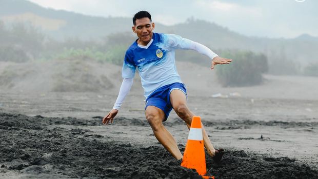 Sesi latihan PSIM Jogja di Pantai Parangkusumo, Bantul, Sabtu (3/7/2024).