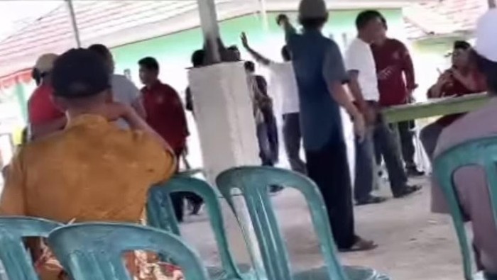 Rapat BPD di Desa Maramba, Kecamatan Wotu, Kabupaten Luwu Timur, sempat diwarnai kericuhan.