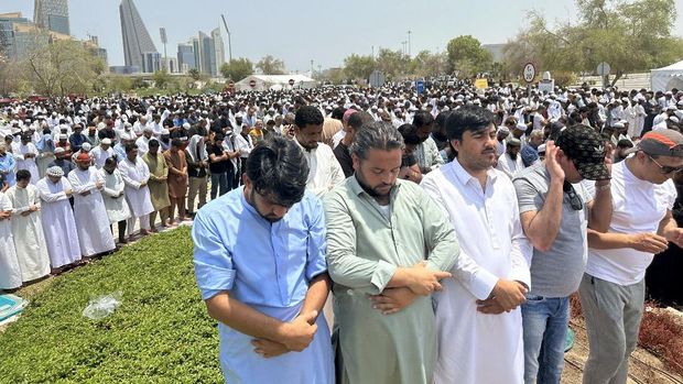 Muslims pray in the grounds close to the Imam Muhammad bin Abdul Wahhab Mosque during the final prayers for Ismail Haniyeh, the Palestinian leader of the militant group Hamas, during his funeral in the Qatari capital Doha on August 2, 2024. Hundreds of people bid farewell on August 2, at the mosque in Qatar to Haniyeh after his killing in Tehran, an attack blamed on Israel that deepened fears of a regional war. Haniyeh, the Palestinian armed group's political chief, played a key role in mediated talks aimed at ending nearly 10 months of war between Hamas and Israel in Gaza. (Photo by Mahmud Hams / AFP)