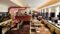 Walaupun terkenal dengan makanannya yang enak-enak, ternyata Gordon Ramsay kurang beruntung ketika mengoperasikan restoran bernama Maze. Restorannya ini resmi tutup pada 2019. Foto: Daily Meal