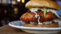 Selebriti chef yang pernah muncul di Iron Chef, Cat Cora, juga pernah mendirikan restoran bernama Fatbird. Namun kegagalan mengelola bisnis membuat dirinya harus menutup seluruh gerai walaupun baru berjalan 7 bulan. Foto: Daily Meal
