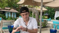 Ini adalah momen sarapan Rizky Nazar di hotel ketika liburan di Bali. Ia menikmati spaghetti carbonara yang creamy. Foto: Instagram @rizkynazar20