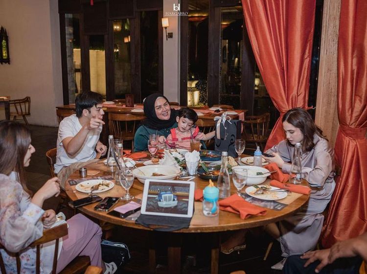 Potret Hangat Rizky Nazar saat Makan Bareng Keluarga