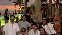 Terakhir ada momennya saat nongkrong di beach club di Bali bersama teman-temanya. Terlihat ada Refal Hady ikut bergabung. Foto: Instagram @rizkynazar20
