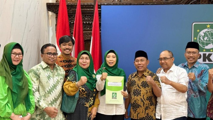 Rohmi-Firin seusai menerima rekomendasi dari DPP PKB pada Jumat (2/8/2024) kemarin.
Foto: Istimewa (Dok DPW PKB NTB).