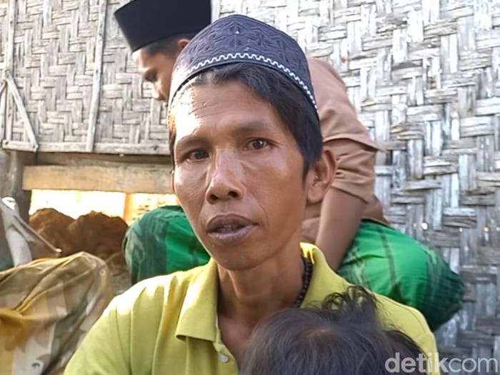 Rokib (35) pemilik rumah semburan air sampang
