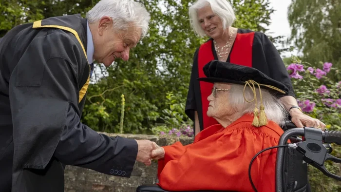 Rosemary Fowler fisikawan yang terima gelar doktor di usia 98 tahun.