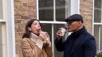 Momen manis antara Sabrina dan Deddy juga kerap diabadikan. Begini kerennya mereka ketika menikmati kopi dan roti di tengah musim dingin. Foto: Instagram @sabrinachairunnisa_