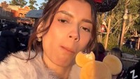 Sabrina juga tampak menikmati es krim yang dibelinya di Disneyland. Es krim itu berbentuk mickey mouse. Foto: Instagram @sabrinachairunnisa_