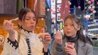 Keluarga Corbuzier ini kerap pergi liburan bersama. Saat itu pernah pergi ke Jepang bersama. Begini momen Sabrina dan Nada ketika menikmati dessert. Foto: Instagram @sabrinachairunnisa_