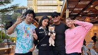 Tak hanya berduaan dengan sang suami, tapi Sabrina juga kompak dengan Azka dan Nada. Keempatnya kerap berkumpul bersama di restoran. Foto: Instagram @sabrinachairunnisa_