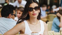 Saat berkunjung ke Eropa beberapa waktu lalu, momen Sabrina tampak keren saat sarapan. Ia terlihat menikmati cappuccino dengan pastry yang lezat. Foto: Instagram @sabrinachairunnisa_
