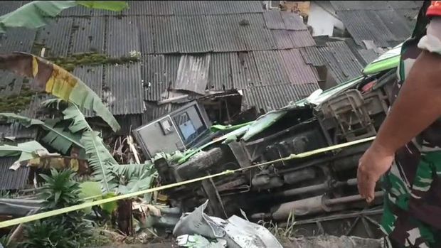 Sebuah bus wisatawan mengalami kecelakaan di jalur alternatif Puncak, tepatnya di Desa Citeko, Kecamatan Cisarua, Kabupaten Bogor. (dok. ist)