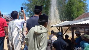 Warga Padati Lokasi Semburan Air Setinggi 20 Meter di Sampang