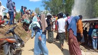 Warga terus berdatangan penasaran untuk menyaksikan semburan air setinggi 20 meter di Dusun Tonaung Desa Pandan Kecamatan Omben, Sampang.