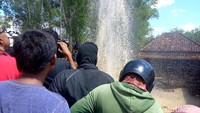 Pemasangan garis polisi ini dilakukan agar warga tidak terlalu dekat ke lokasi semburan agar tidak terjadi hal-hal yang tidak diinginkan.