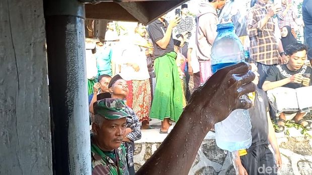 Semburan air di Sampang menjadi sasaran pemburu obat. Air yang menyembur dipercaya bisa sembuhkan penyakit gatal.