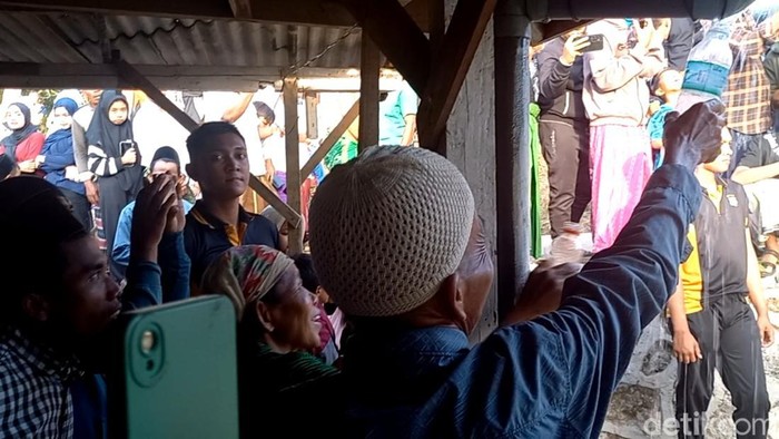 Semburan air di Sampang menjadi sasaran pemburu obat. Air yang menyembur dipercaya bisa sembuhkan penyakit gatal.