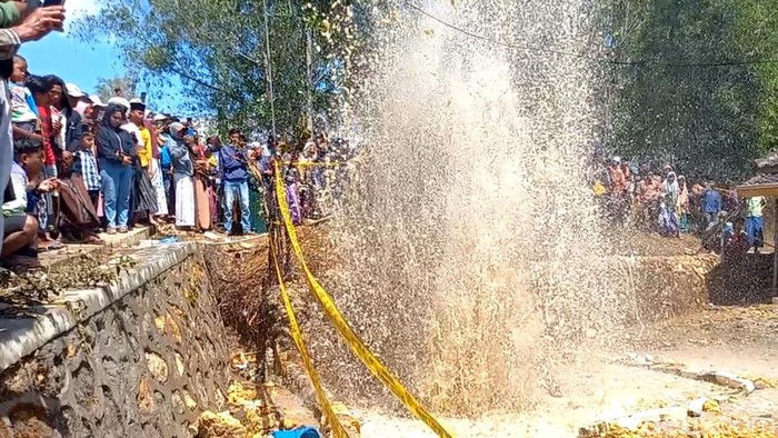 Semburan air diduga campur gas dari sumur bor di Sampang.
