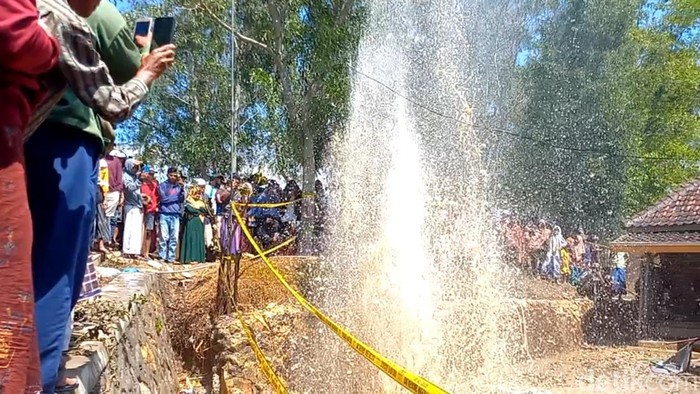 Surutnya Semburan Air Sumur Bor di Madura, Kesigapan Polisi dan TNI Amankan Lokasi