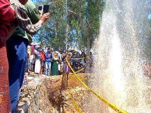 Waspada! Sumur Bor di Sampang Selain Lebih Keruh Juga Semburkan Kerikil