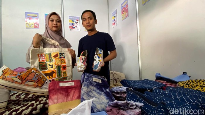 Sepatu dan totebag lukis karya siswa SMK Pasundan 3 Cimahi.
